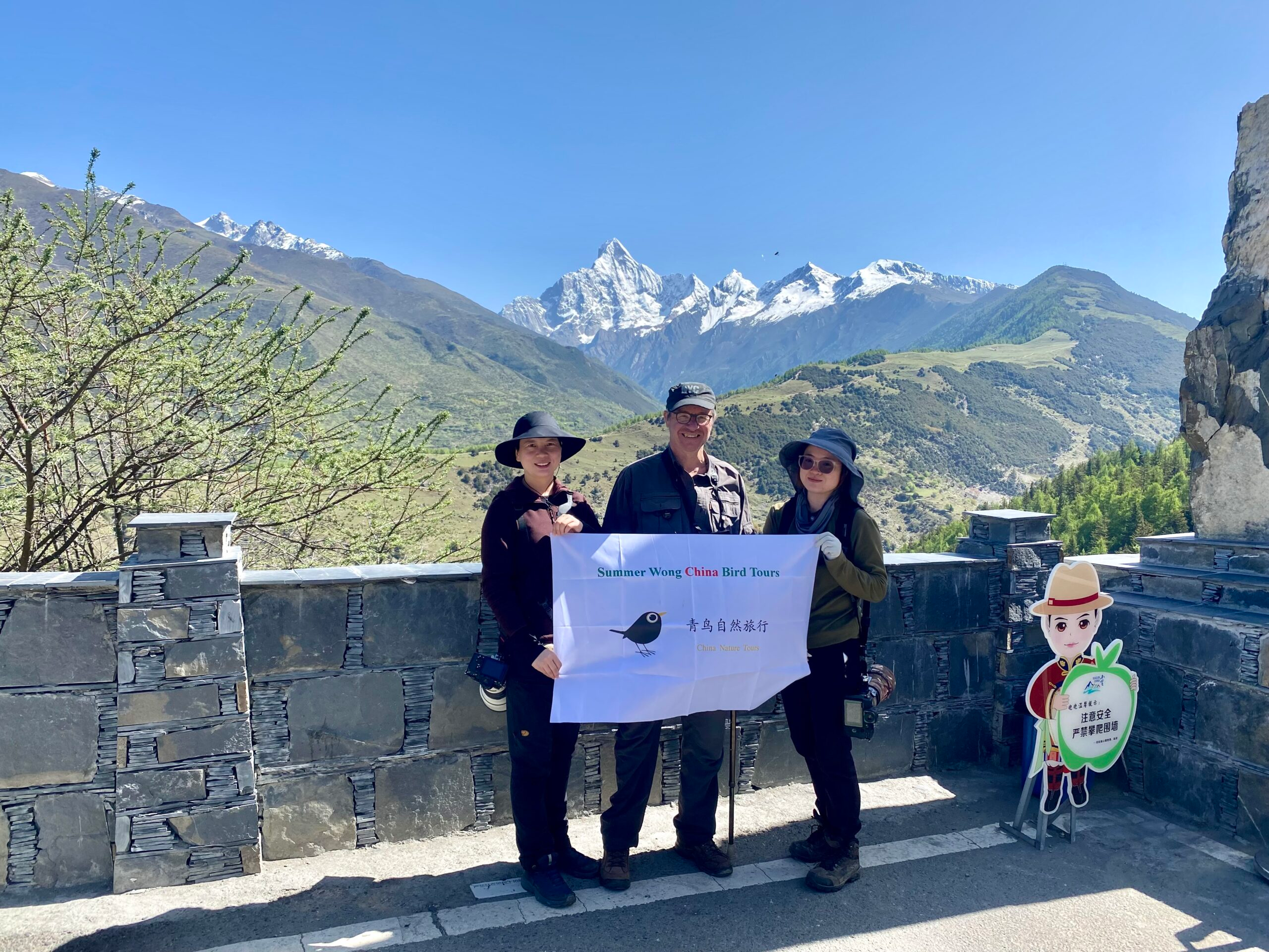 Group photo from the June 2024 Sichuan Birding Tour in China, guided by Summer Wong